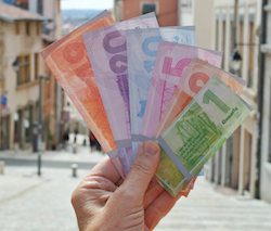 Main présentant les différents billets papier Gonette